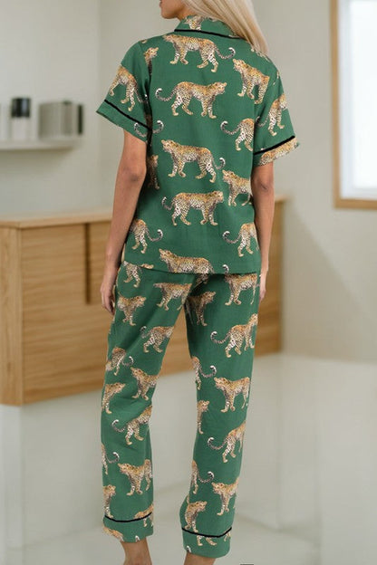 Conjunto de pijama de camisa y pantalón de manga corta con estampado de guepardo