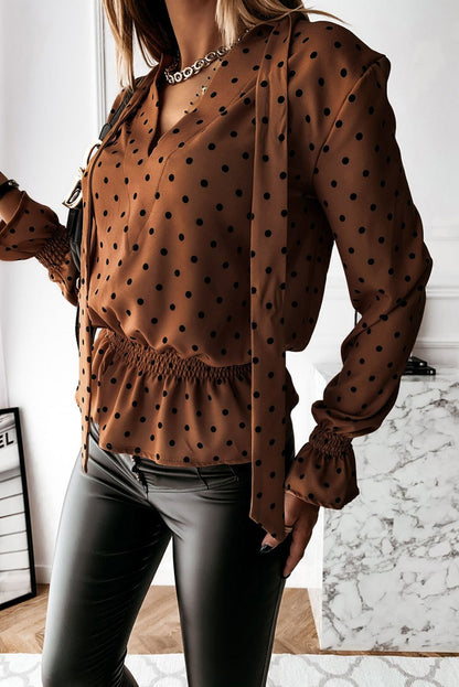 Blusa caqui con cuello en V, lazo y lunares con volantes