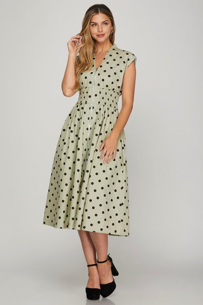 Vestido midi de lunares con cremallera frontal y mangas cortas