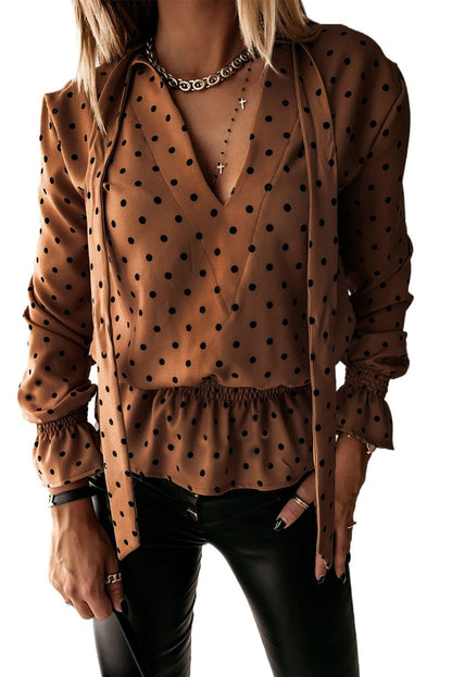 Blusa caqui con cuello en V, lazo y lunares con volantes
