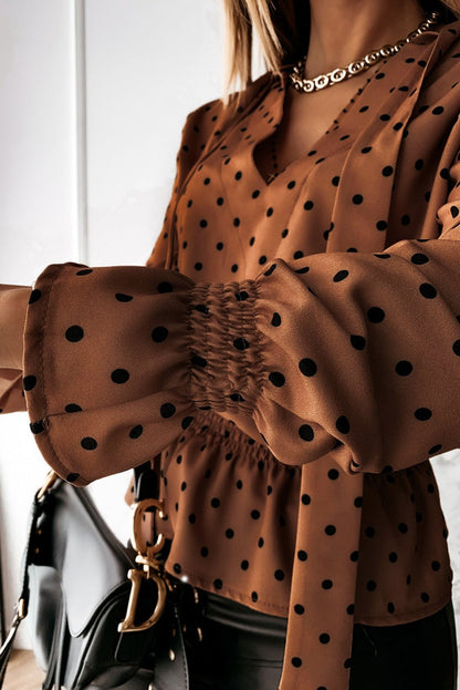 Blusa caqui con cuello en V, lazo y lunares con volantes