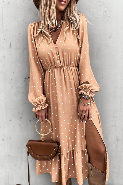 Vestido midi con volantes, abertura alta y lunares con botones color albaricoque 