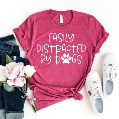 Camiseta "Fácilmente distraído por los perros"