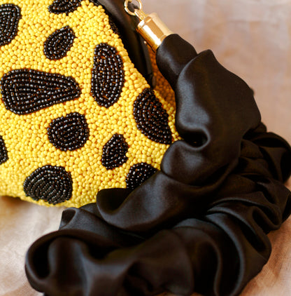 ARNOLDI VENOM Clutch con cuentas hechas a mano, en negro y amarillo