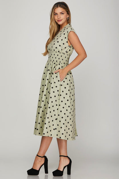 Vestido midi de lunares con cremallera frontal y mangas cortas