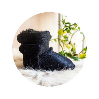 Botas de piel de oveja negra para bebé.
